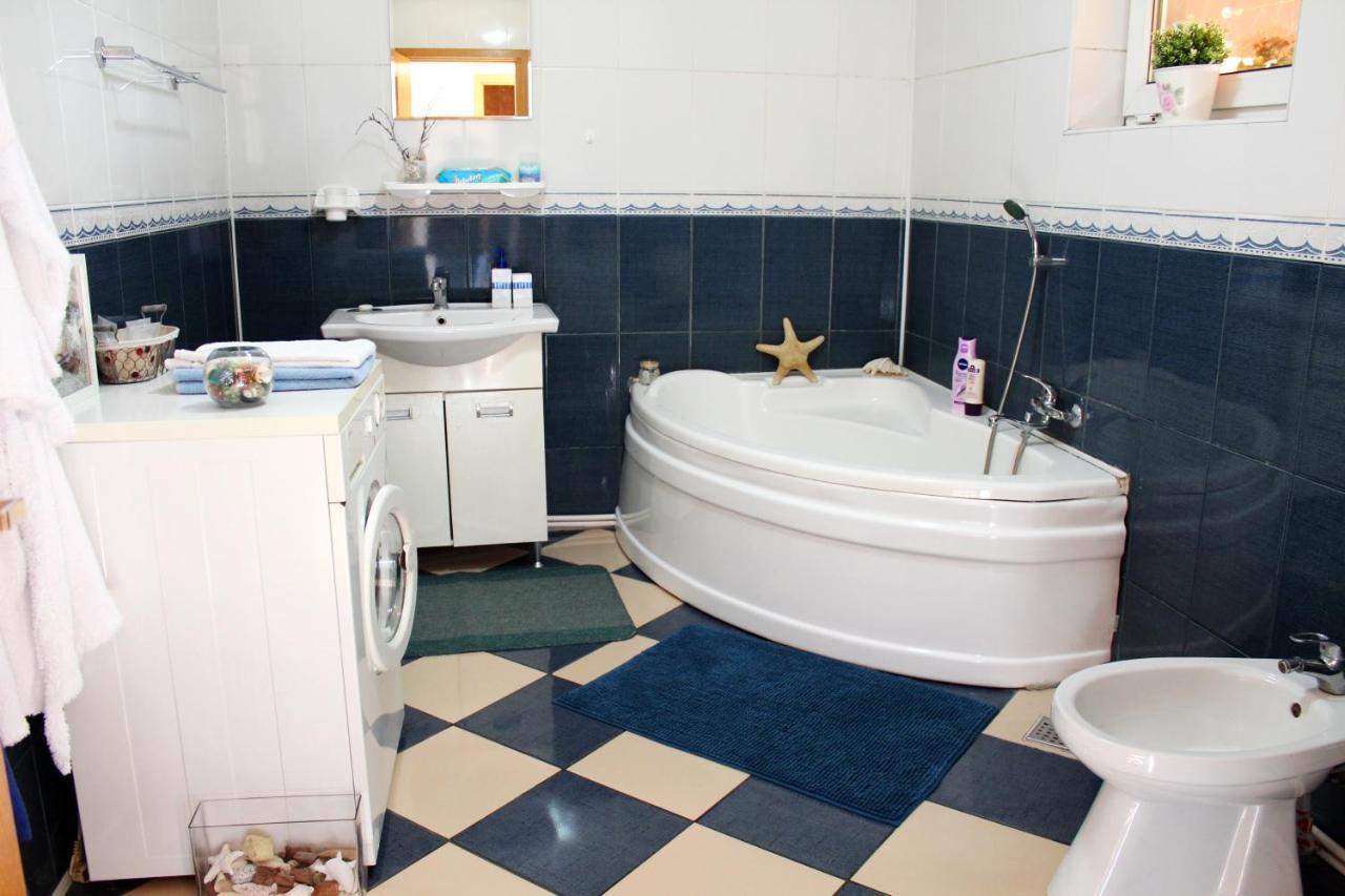 Collosal Apartment With Garden บูคาเรสต์ ภายนอก รูปภาพ