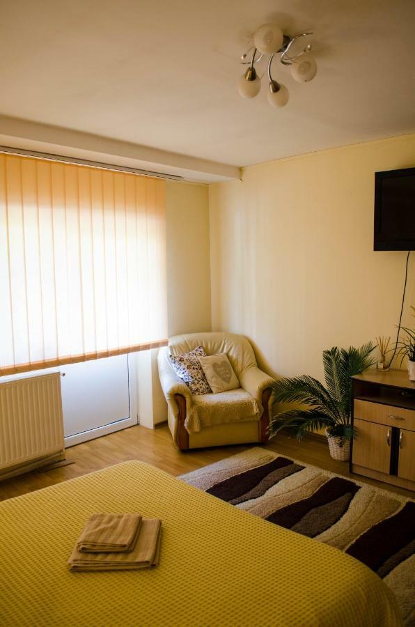 Collosal Apartment With Garden บูคาเรสต์ ภายนอก รูปภาพ