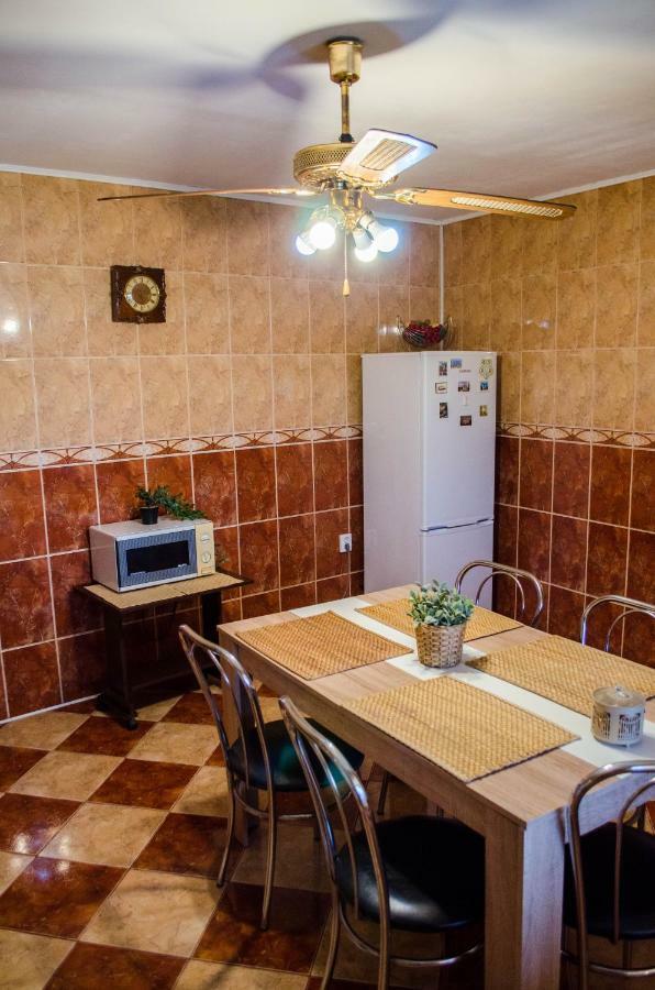 Collosal Apartment With Garden บูคาเรสต์ ภายนอก รูปภาพ