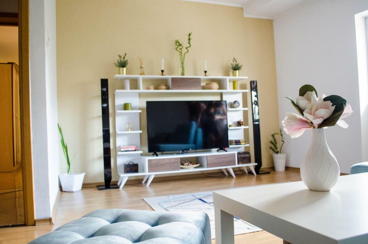 Collosal Apartment With Garden บูคาเรสต์ ภายนอก รูปภาพ