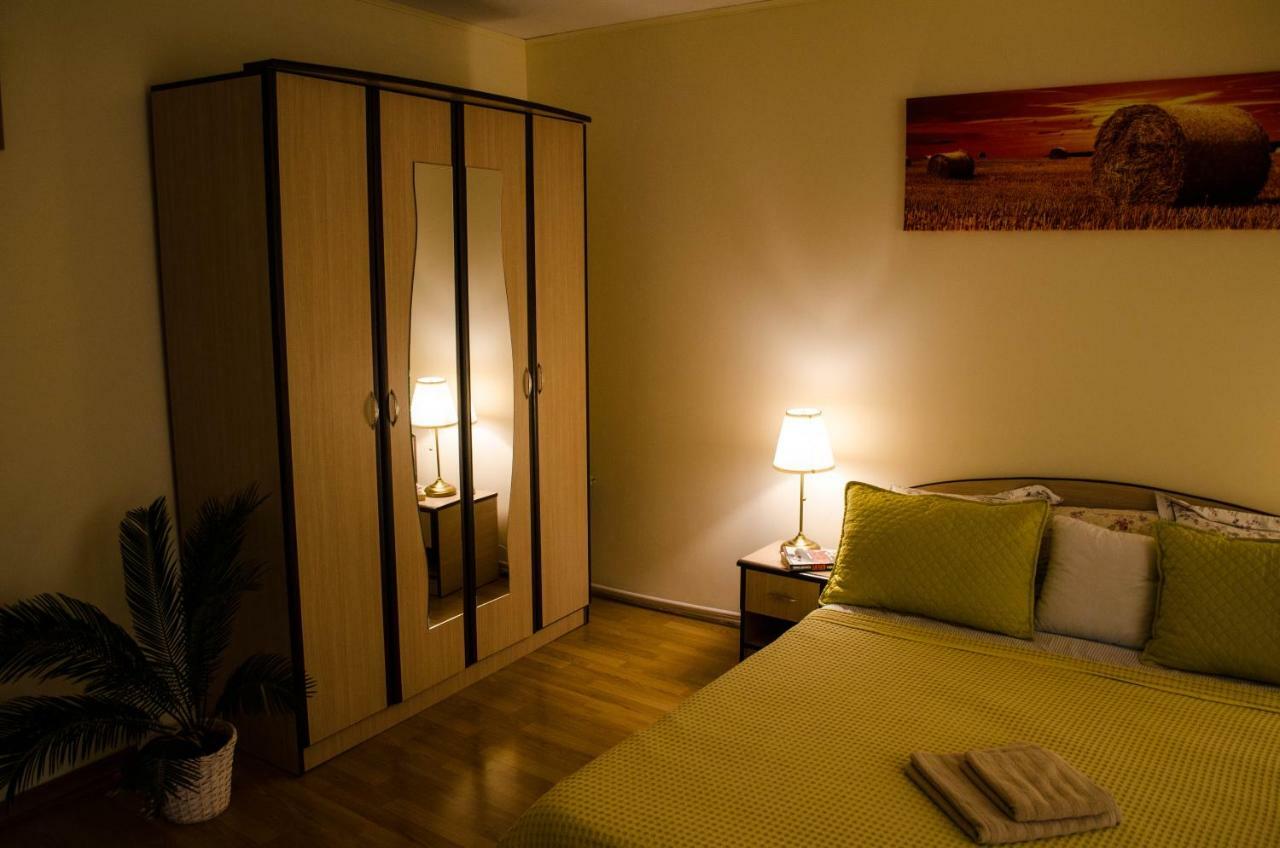 Collosal Apartment With Garden บูคาเรสต์ ภายนอก รูปภาพ